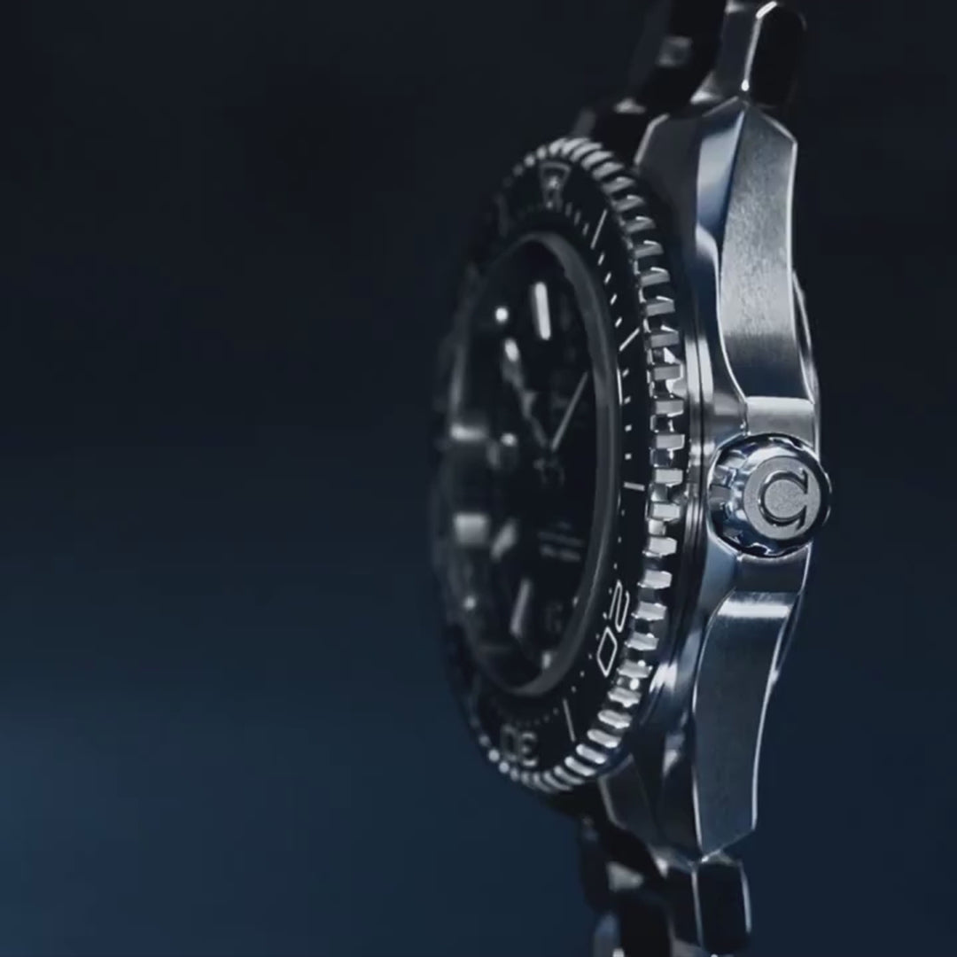 Load video: Omega Planet Ocean 600M Co-Axial Master Chronometer Rubber